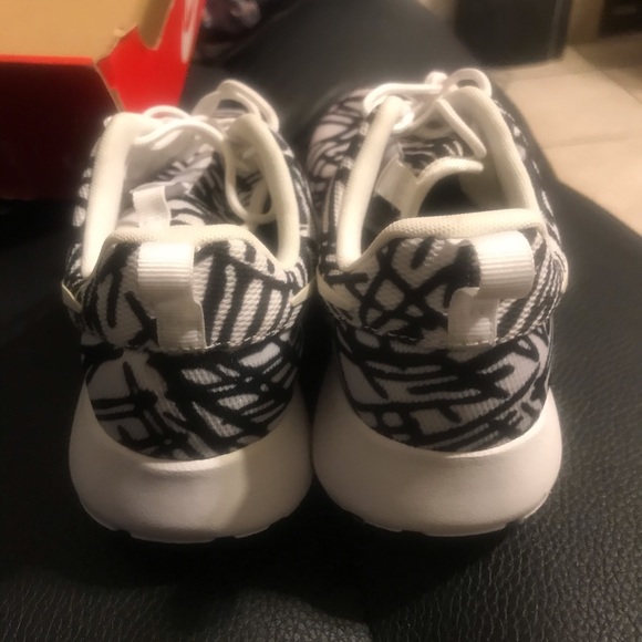 Nike Women’s Roshe One Print Running Shoes - Picture 3 of 5